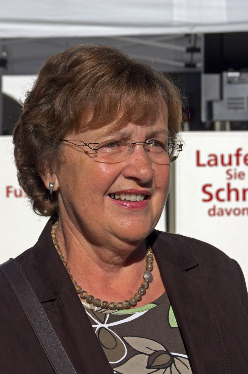Vreni (68): «Ich erlebe junge Menschen oft als sehr laut. Man merkt, wenn sie da sind, da sie viel Platz einnehmen. Ich finde es schön, dass sie ausleben können, was wir früher nicht durften und trotzdem wünsche ich mir etwas mehr Verständnis. »