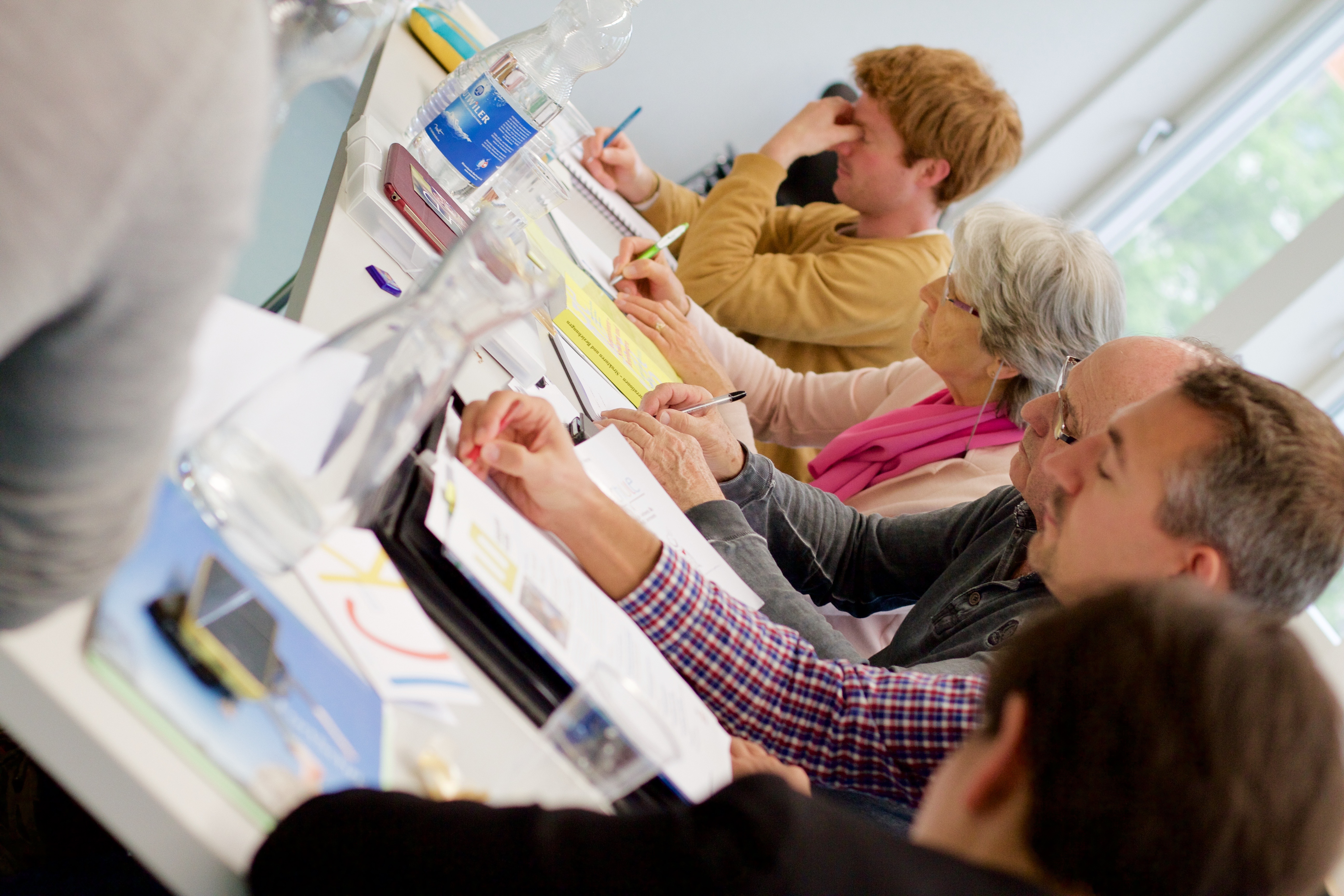 Nach dem Austausch notieren Jung und Alt in einem Satz, was sie gelernt haben. – Bild: Elias Rüegsegger