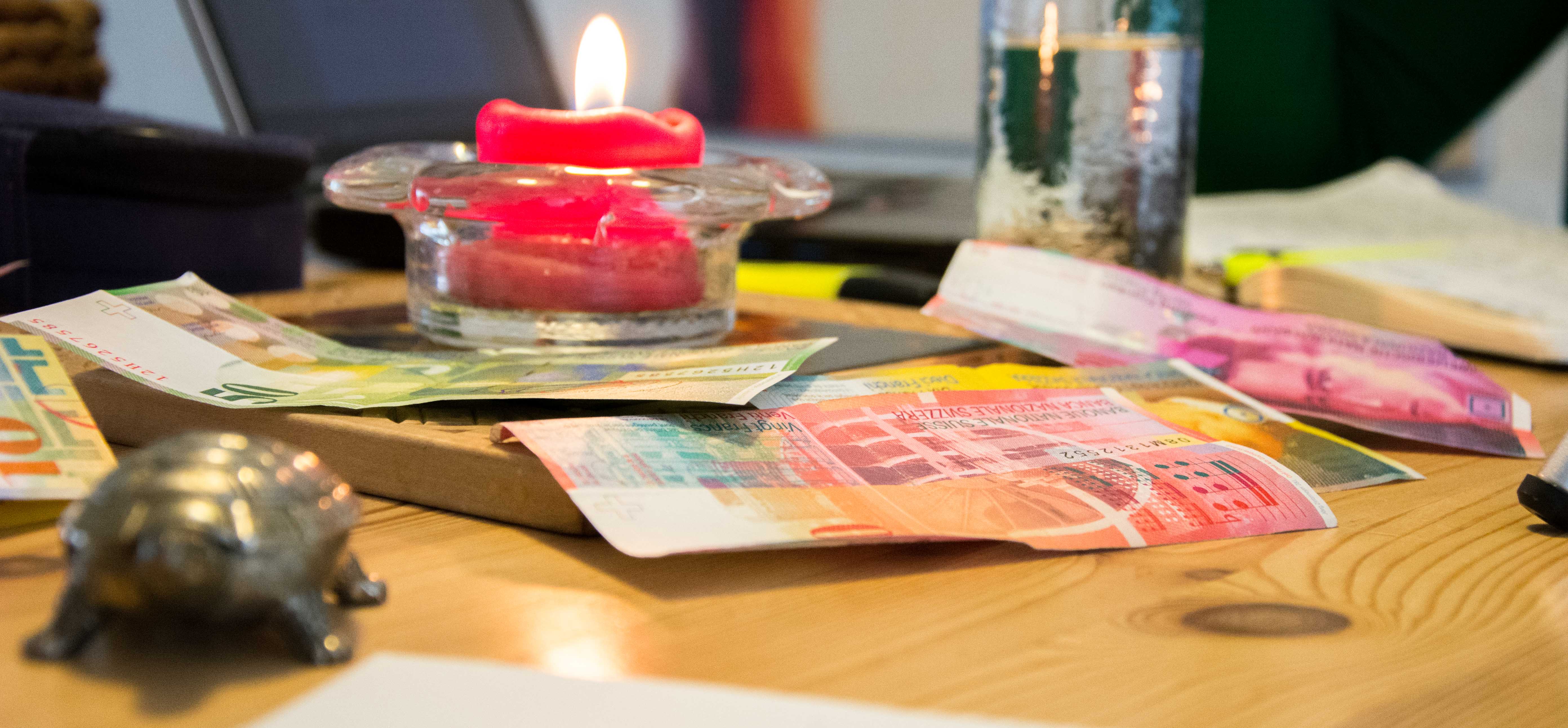 Geld kriegen – einfach so? Das ist die Idee des Grundeinkommens. – Bild: Demian Thurian