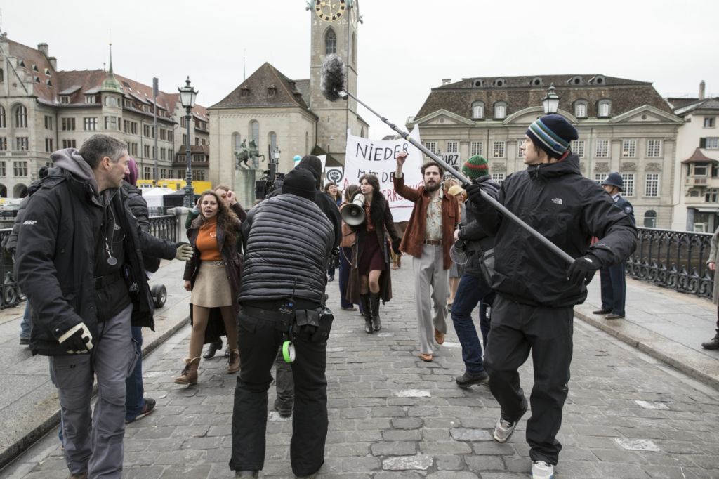 Ein Blick hinter die Kulissen – Filmaufnahmen für den Streifen «Die Göttliche Ordnung». – Bild: Zodiac Pictures