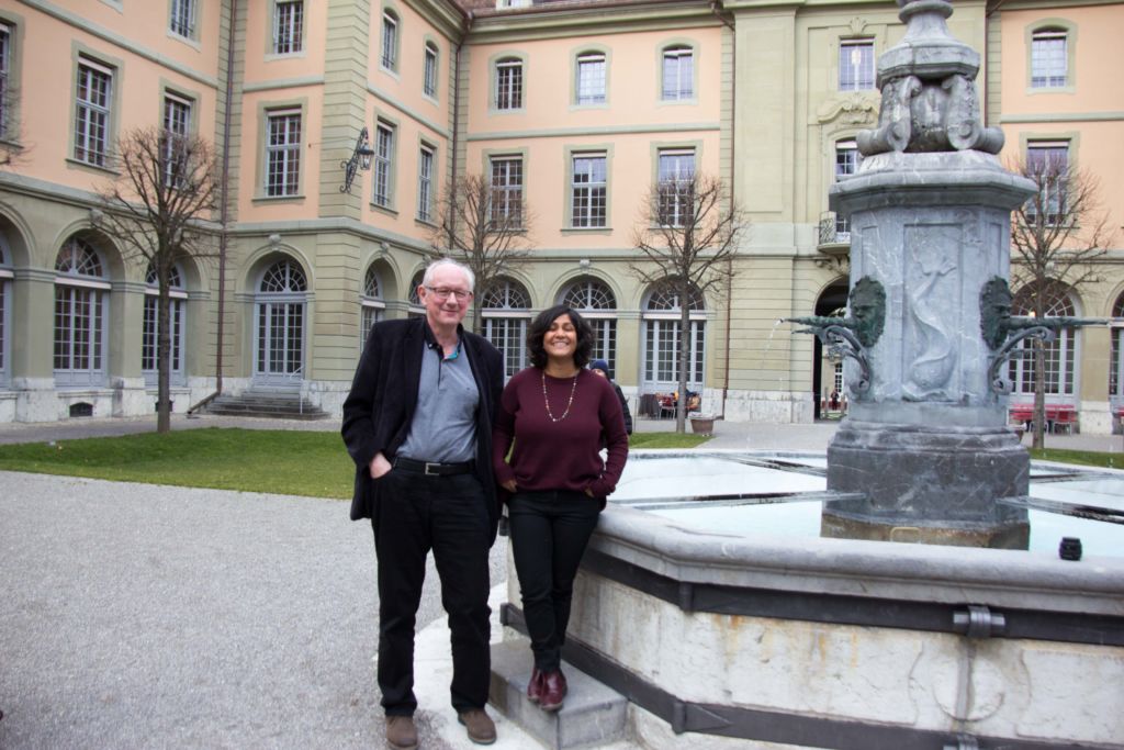 Beim Treffen im Berner Generationenhaus: Hansueli Schürer und Gulshan Sheikh. – Bild: Elias Rüegsegger
