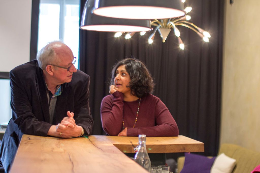 Diskutieren auch über Geschlechterfragen: Gulshan Sheikh und Hansueli Schürer. – Bild: Elias Rüegsegger