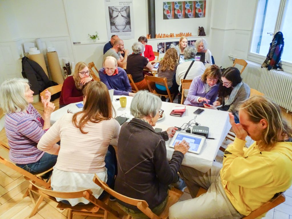 Technik-Nachhilfe im «Café drunter & drüber». – Bild: Walter Winkler