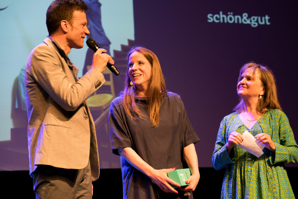 Das Duo schön&gut hat den Kleinkunstpreis entgegengenommen. – Bild: Sabine Burger/KTV