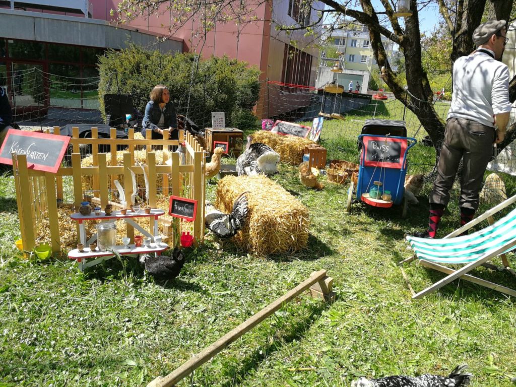 Dressiertes Geflügel an der Thuner Künstlerbörse. – Bild: Annemarie Voss