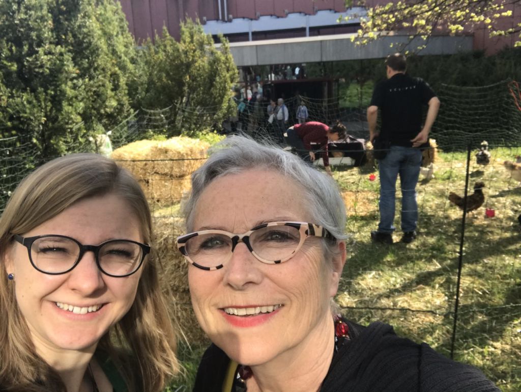 Annina Reusser und Anita Senn sind für "und" Generationentandem an der Künstlerbörse in Thun. - Selfie: Annina Reusser